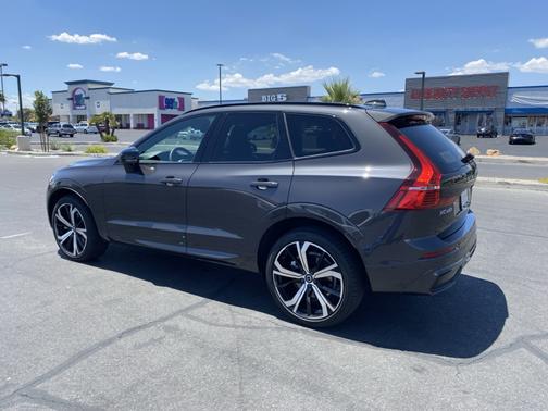 2022 Volvo XC60 B6 R-Design