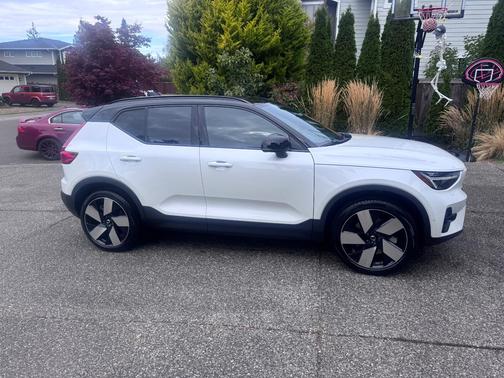 White 2023 Volvo XC40 Recharge Pure Electric Ultimate
