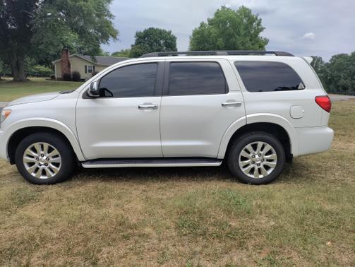 Photo 1 of 30 of 2011 Toyota Sequoia Platinum