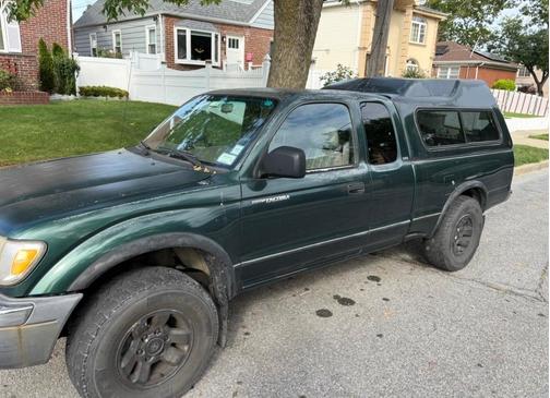 Green 2000 Toyota Tacoma Xtracab