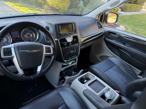 2012 Chrysler Town & Country Touring