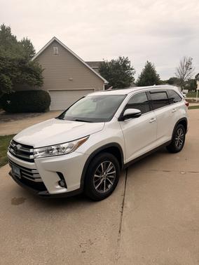 White 2019 Toyota Highlander XLE