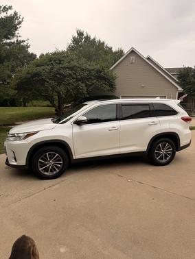 White 2019 Toyota Highlander XLE