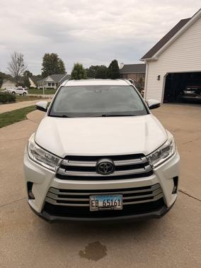 White 2019 Toyota Highlander XLE