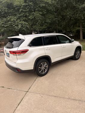 White 2019 Toyota Highlander XLE