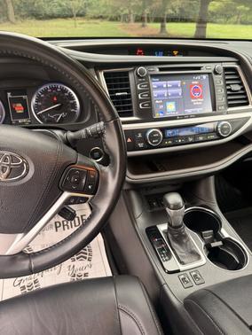 White 2019 Toyota Highlander XLE