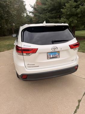 White 2019 Toyota Highlander XLE