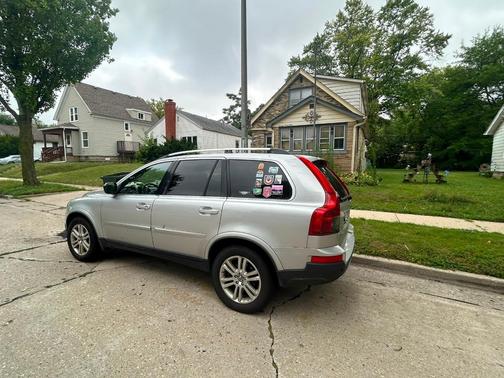 Silver 2010 Volvo XC90 3.2