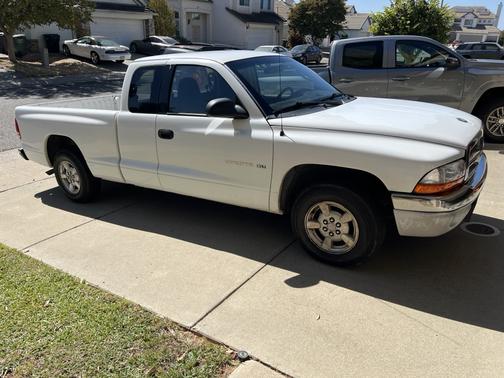 White 2001 Dodge Dakota SLT