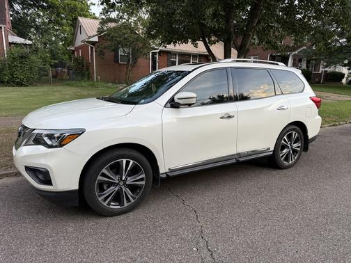 White 2017 Nissan Pathfinder Platinum