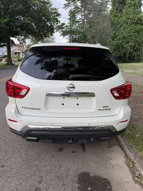 White 2017 Nissan Pathfinder Platinum