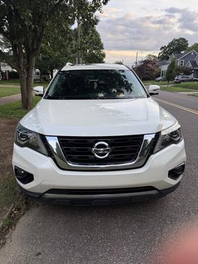 White 2017 Nissan Pathfinder Platinum