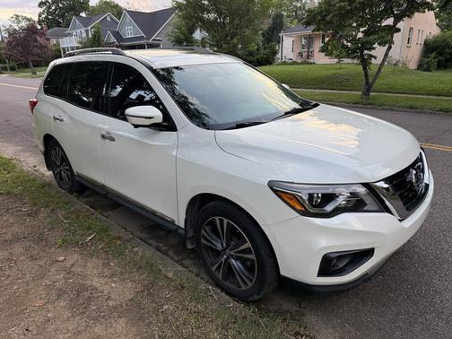 White 2017 Nissan Pathfinder Platinum