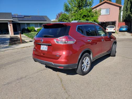 Red 2014 Nissan Rogue SV