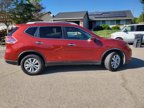 Red 2014 Nissan Rogue SV