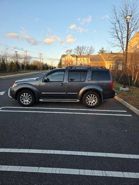 2010 Nissan Pathfinder LE