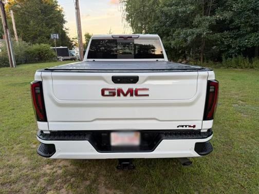 White 2024 GMC Sierra 2500 AT4