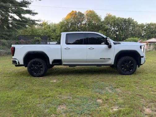 White 2024 GMC Sierra 2500 AT4