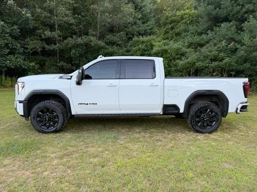 White 2024 GMC Sierra 2500 AT4