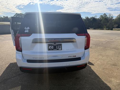 White 2024 GMC Yukon XL AT4