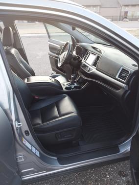 Silver 2017 Toyota Highlander XLE