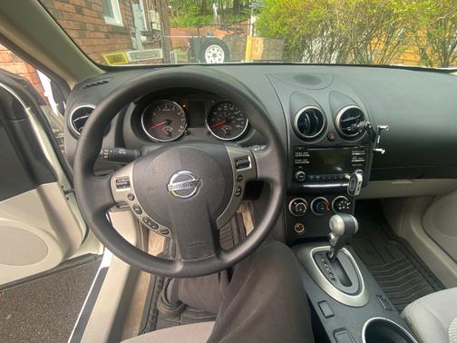 White 2013 Nissan Rogue SV