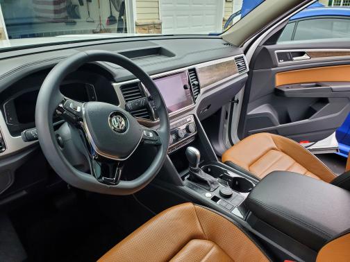 Photo 3 of 17 of 2019 Volkswagen Atlas 3.6L SEL Premium