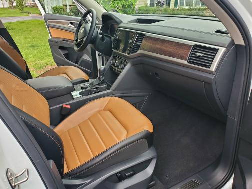 Photo 4 of 17 of 2019 Volkswagen Atlas 3.6L SEL Premium