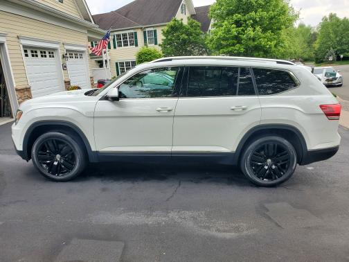 Photo 1 of 17 of 2019 Volkswagen Atlas 3.6L SEL Premium