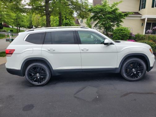 Photo 2 of 17 of 2019 Volkswagen Atlas 3.6L SEL Premium