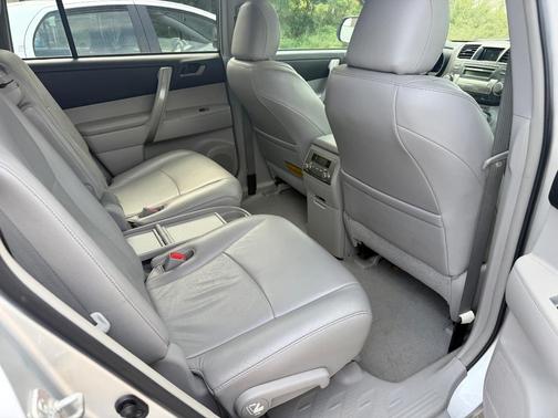 Silver 2010 Toyota Highlander SE