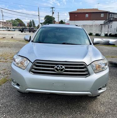 Silver 2010 Toyota Highlander SE