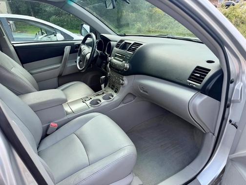 Silver 2010 Toyota Highlander SE