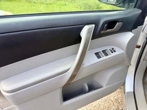 Silver 2010 Toyota Highlander SE