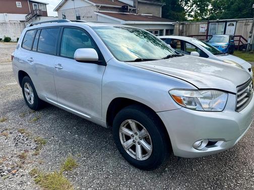 Silver 2010 Toyota Highlander SE