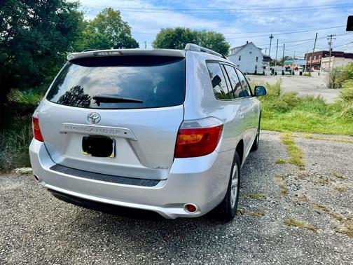 Silver 2010 Toyota Highlander SE