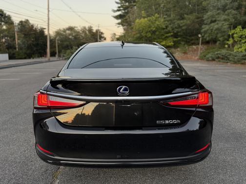 2022 Lexus ES 300h Luxury