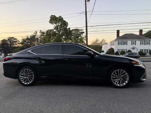 2022 Lexus ES 300h Luxury