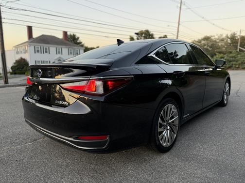 2022 Lexus ES 300h Luxury