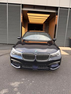 Black 2018 BMW 740 i