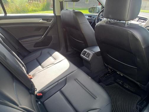 Gray 2016 Volkswagen Golf TSI SE 4-Door