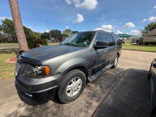Blue 2004 Ford Expedition XLT