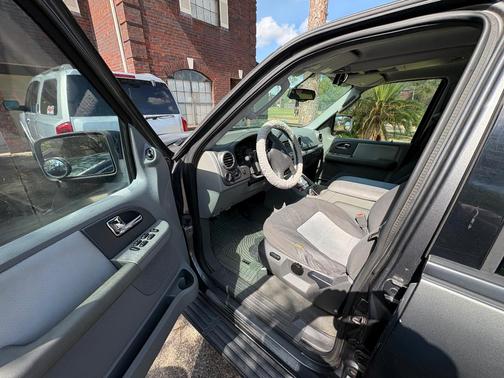 Blue 2004 Ford Expedition XLT
