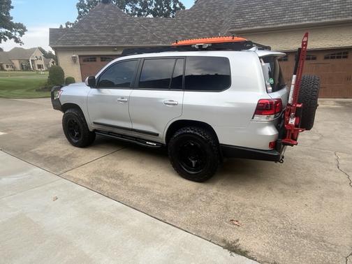 2017 Toyota Land Cruiser Base