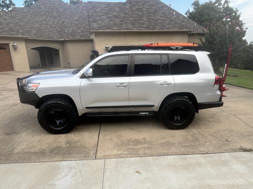 2017 Toyota Land Cruiser Base