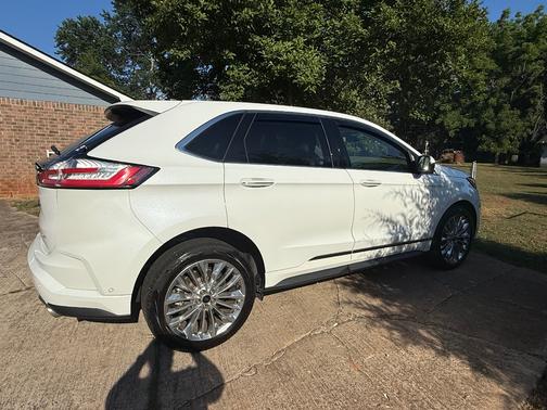 White 2022 Ford Edge Titanium