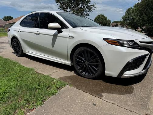 White 2021 Toyota Camry Hybrid XSE