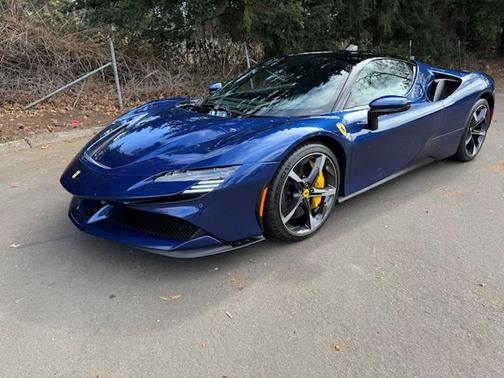 2023 Ferrari SF90 Stradale Base