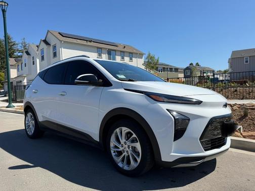 White 2022 Chevrolet Bolt EUV LT