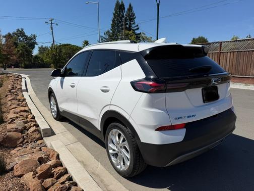 White 2022 Chevrolet Bolt EUV LT